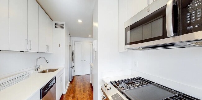 Building Photo - 401 E 88th St