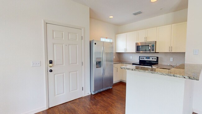 Building Photo - Beautiful 4bed/3bath Townhome FOR RENT in ...