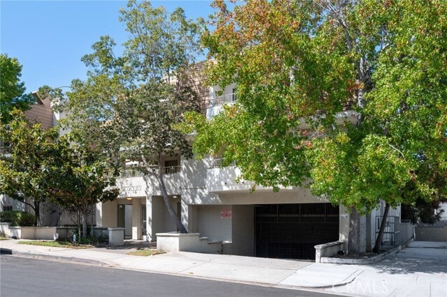 Building Photo - 1401 N Greenbrier Rd