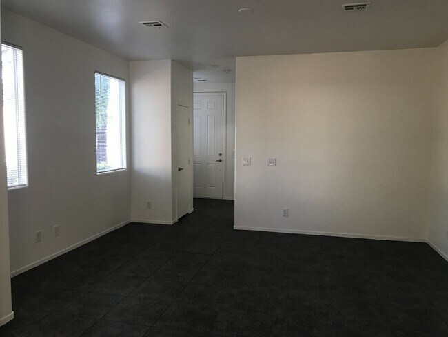 Foto del edificio - 3 bed/3 bath with Loft  2-story home 89115