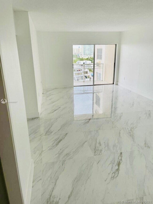 Building Photo - 400 Kings Point Dr