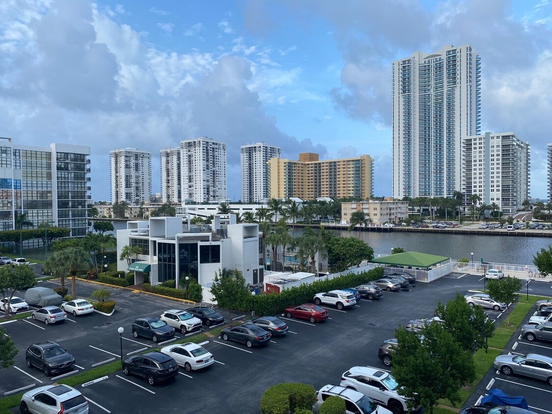 Foto principal - 800 Parkview Dr