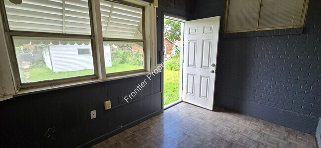 Building Photo - Available NOW! Beautiful/Unique 2 bed 1 ba...