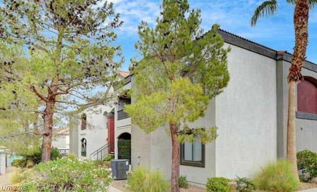 Building Photo - 950 Seven Hills Dr