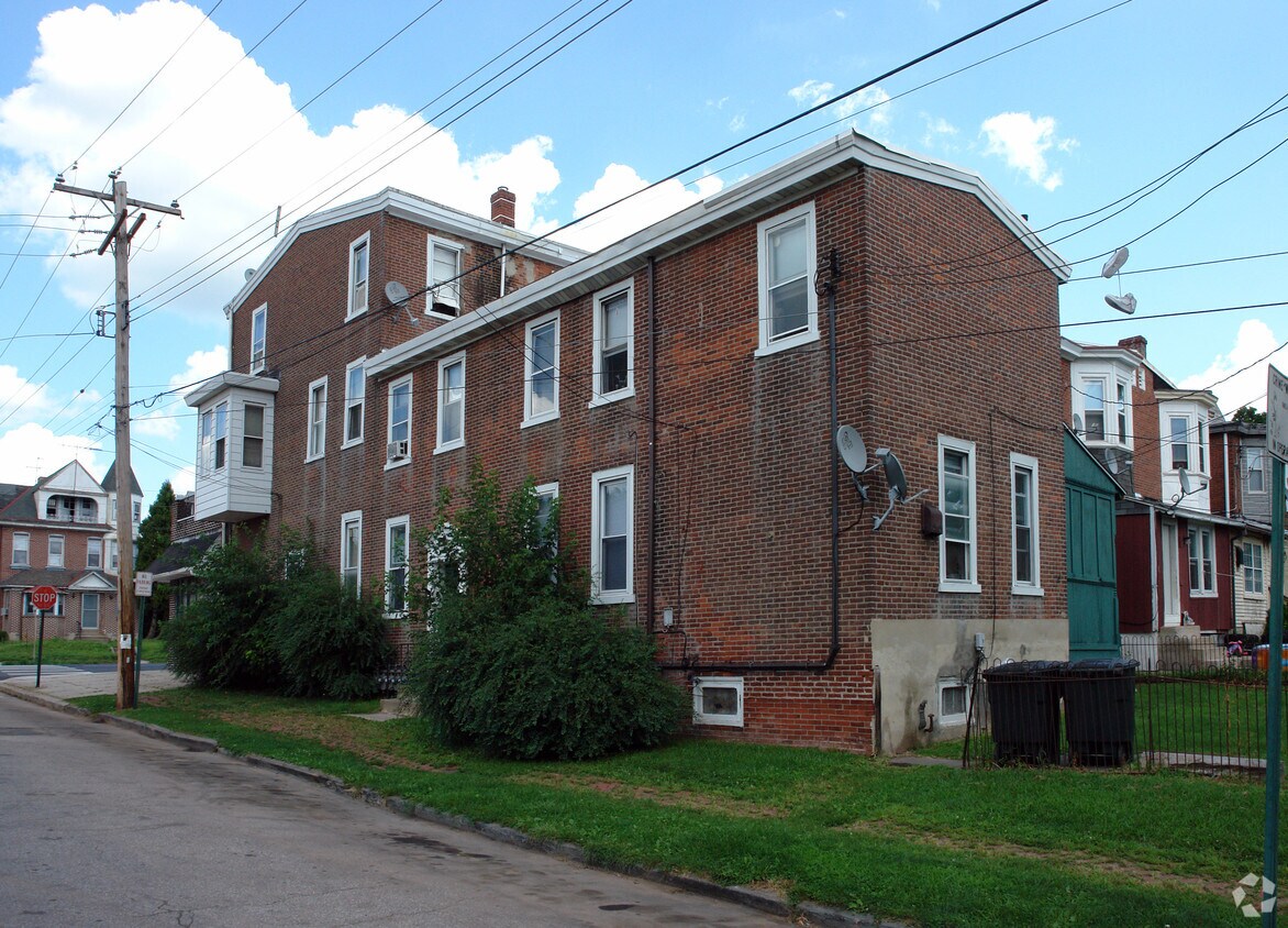 Building Photo - 1032 W Main St