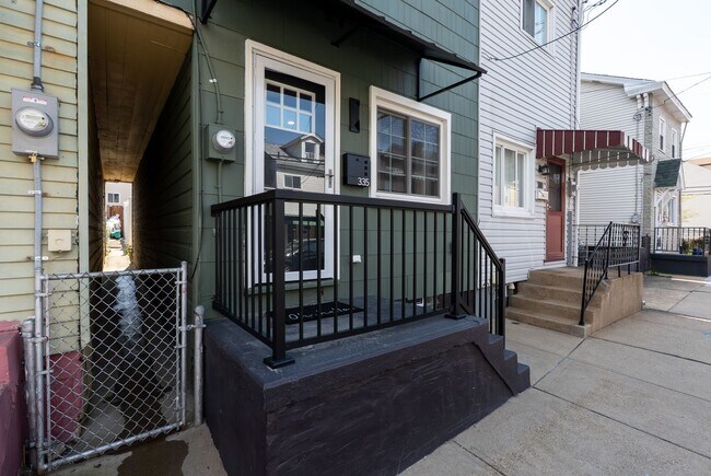 Building Photo - 335 Taylor-Mid-Term Rental