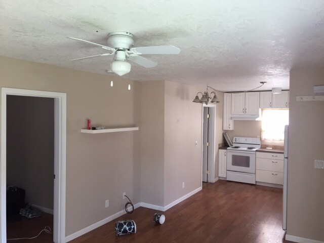 Área combinada de sala, comedor y cocina. - 1185 6th Street Northwest