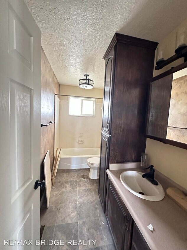 Building Photo - 5 br, 2 bath House - 1686 Sagewood Rd