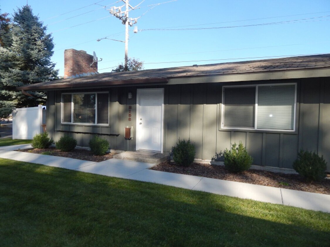 Primary Photo - 3151 E 33rd/3152 E 32nd_