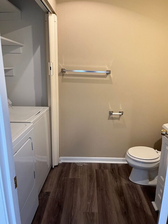 Foto del edificio - 2 Bedroom 1 1/2 Bath Townhome
