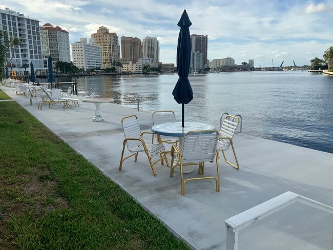 Building Photo - 425 Bayshore Dr