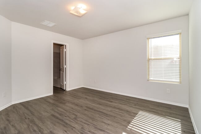 Building Photo - 5529 Eagle Point Dr