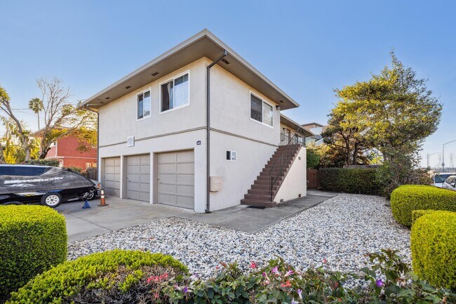 Building Photo - 900 Toyon Dr