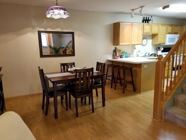 Foto del edificio - 2 Bed + Loft/1.5 Bath Townhouse- Great Location! Available June 1