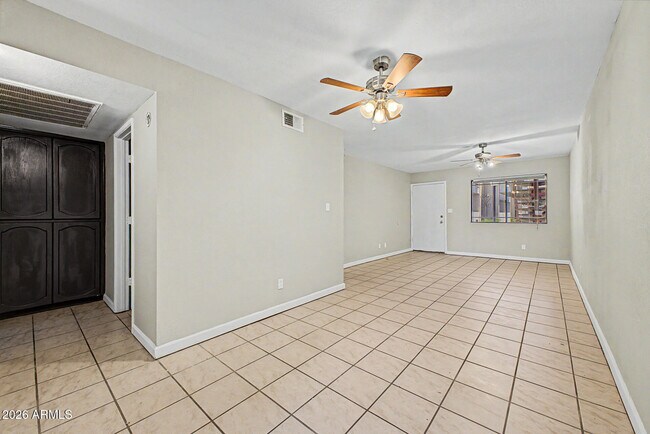 Foto del edificio - 3301 E Earll Dr