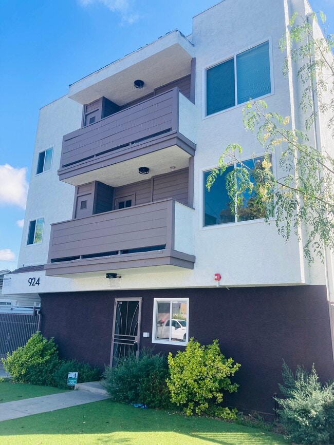 Building Photo - 924 Gaviota Ave