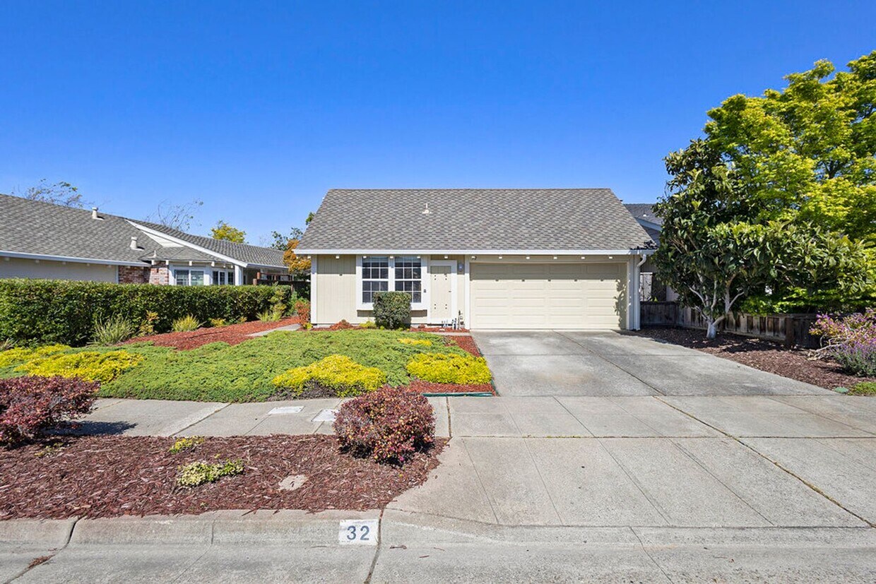 Primary Photo - 32 Hampton Ct. - 2 bedroom | 2 bath | Sing...