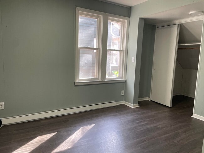 Building Photo - Inviting, Sunroom, Garage. PETS WELCOME