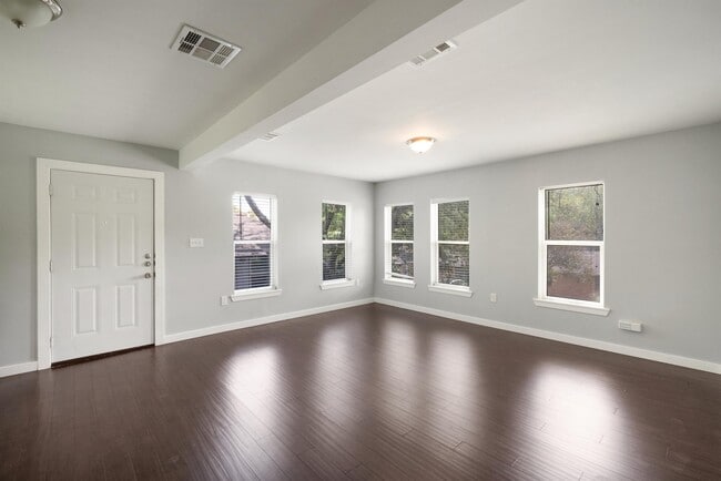 Building Photo - 400 E 48th St