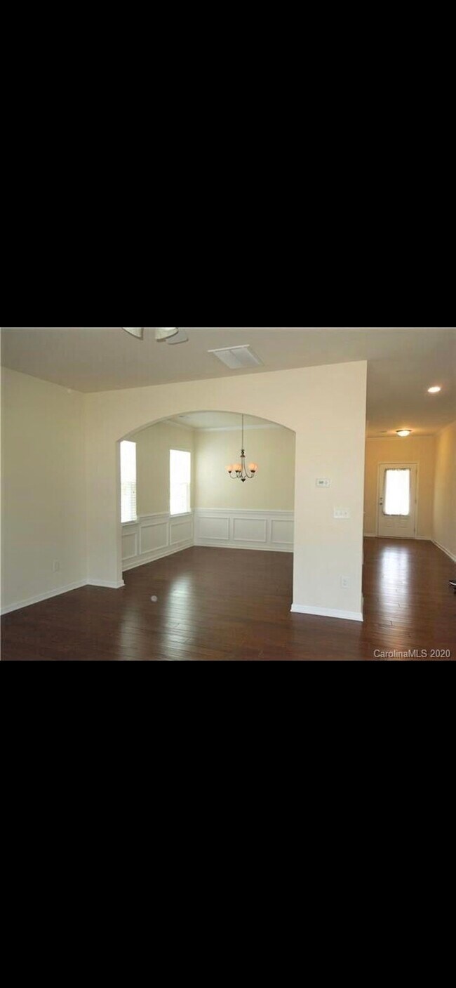Building Photo - 136 Yellowbell Rd