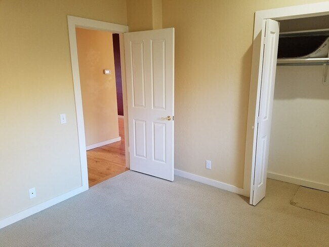 Building Photo - 3bd/2ba Home w/Garage