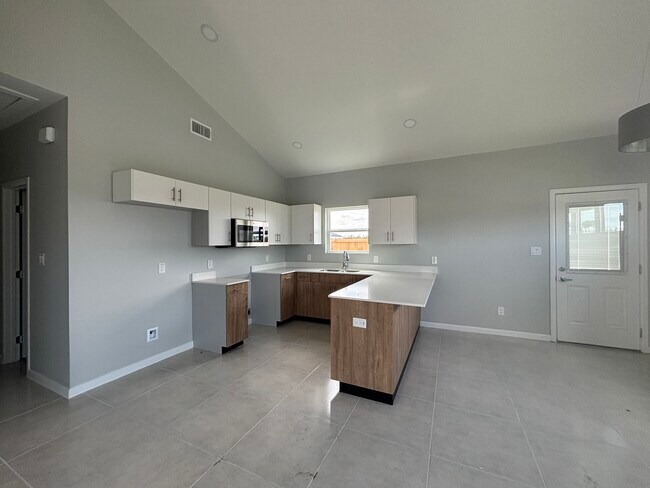 Building Photo - 2709 Woodpecker Rd