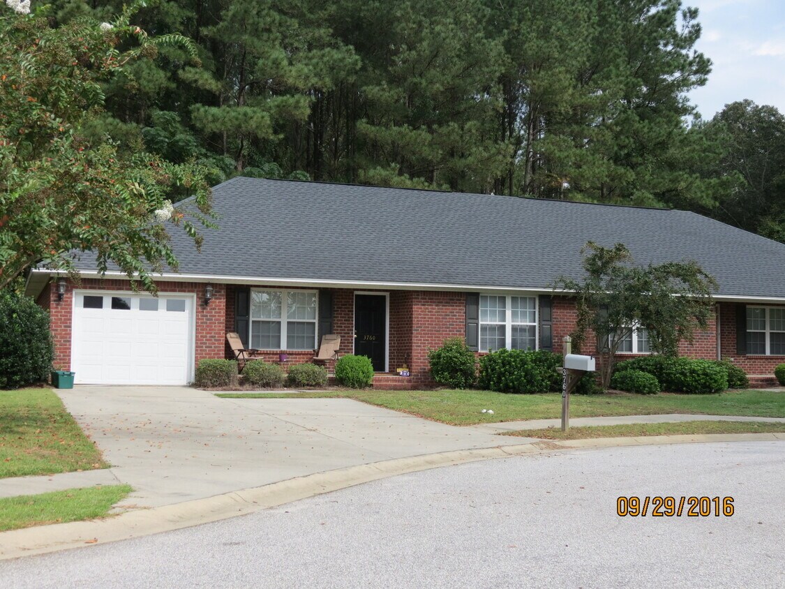 Foto principal - Landmark Pointe 3 Bedroom, 2 Bath-Lawn mai...