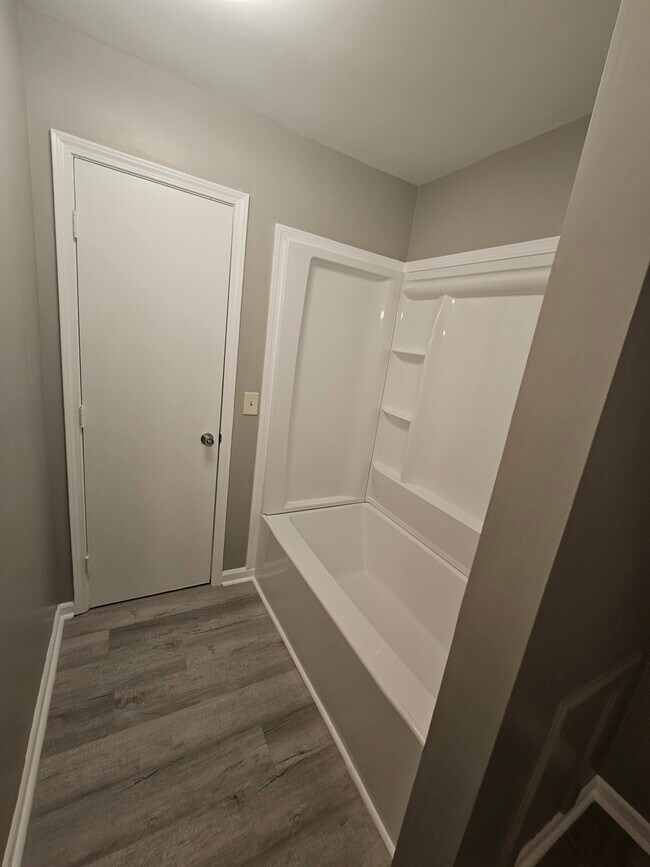 Full bathroom - 732 Coventry Ln