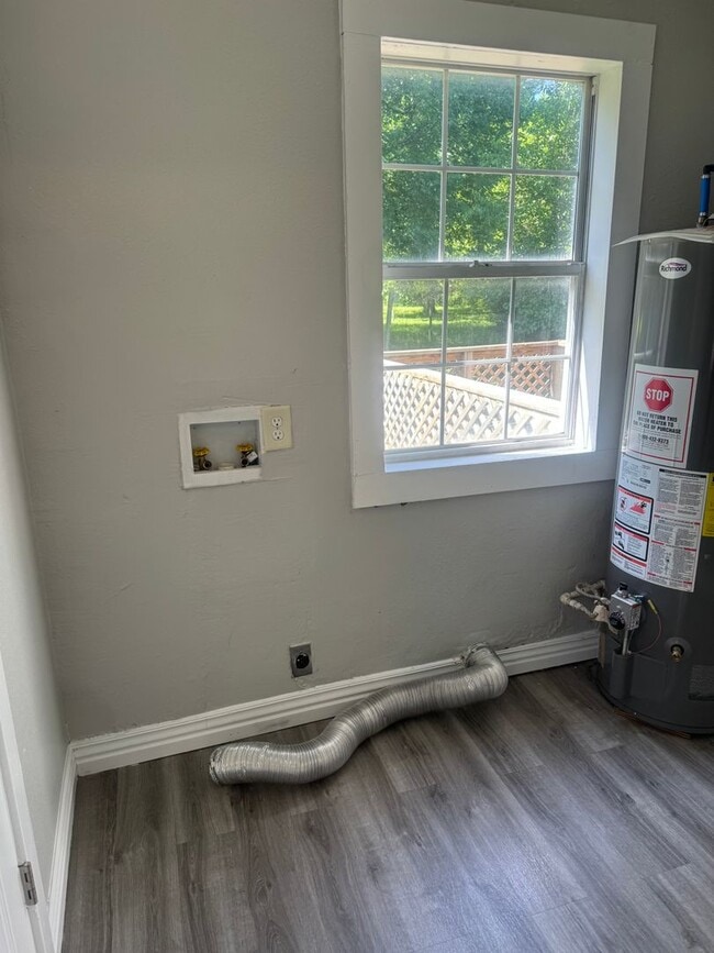 Foto del edificio - Adorable and spacious 1 bedroom 1 bath with a detached garage