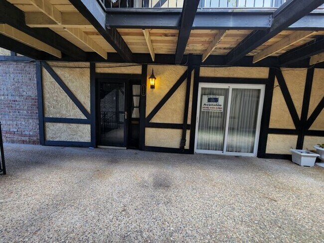 Foto del edificio - Two Bedroom Two Bath Condo with Pool Access