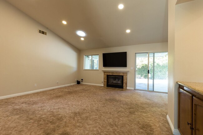 Foto del edificio - 4 Bedroom 2 Bath single story home near Orchard Park