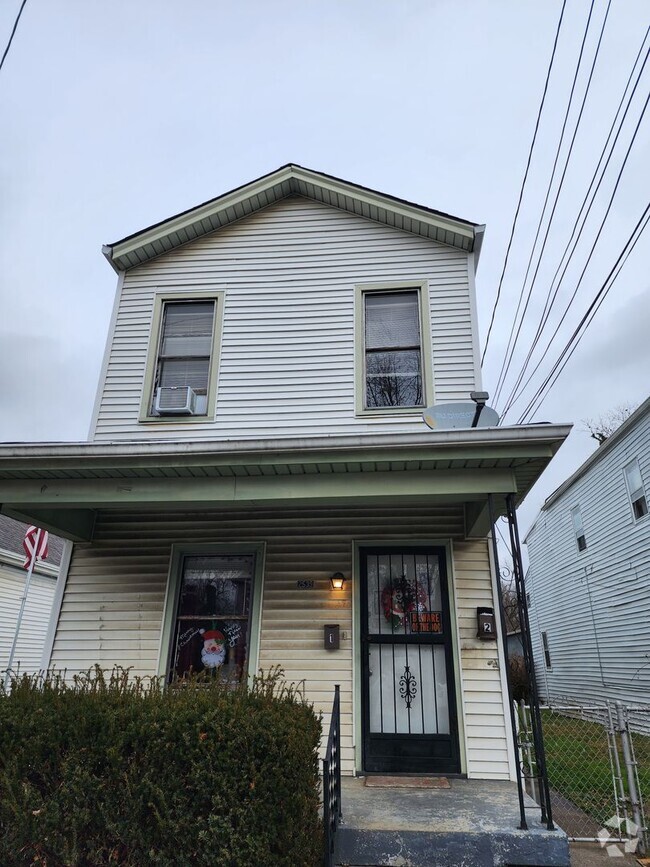 Building Photo - 2539 Bank St
