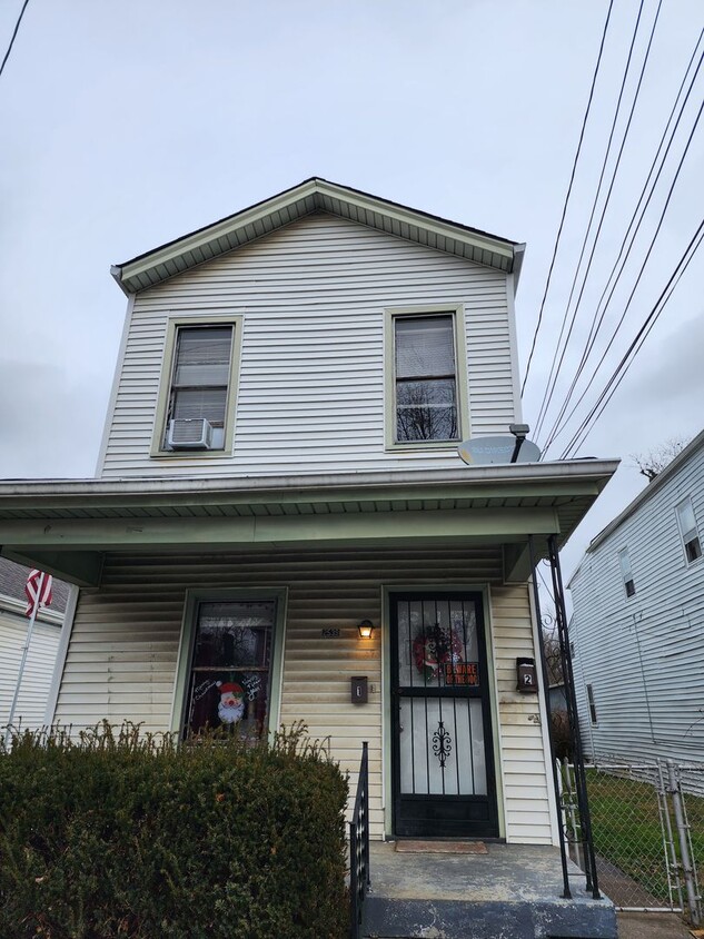 Primary Photo - 2539 Bank St