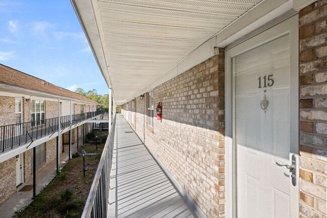 Building Photo - 115 Country Club Dr