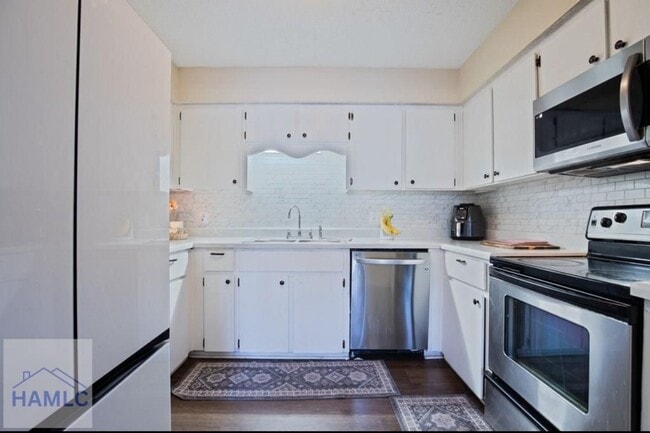 Building Photo - Charming 3 Bedroom, 2 Bath Home! Enjoy a c...