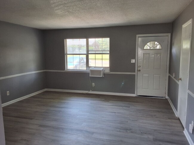 Building Photo - Beautiful 3 Bed, 1 Bath Convenient Locatio...