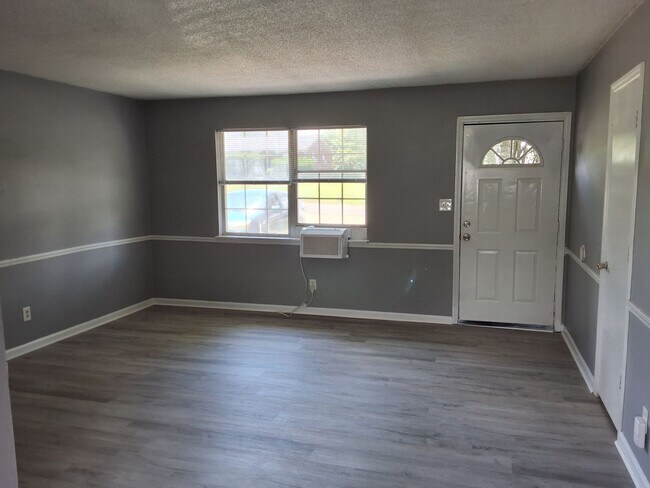 Foto del edificio - Beautiful 3 Bed, 1 Bath Convenient Locatio...