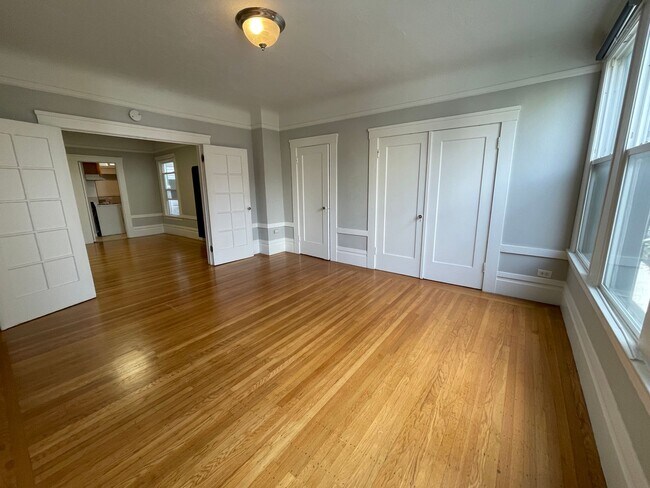 Building Photo - 318