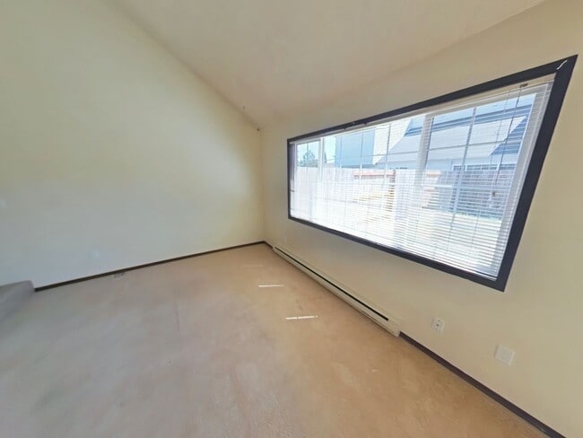 Building Photo - Duplex ~ Close to Campus ~ Pet Friendly