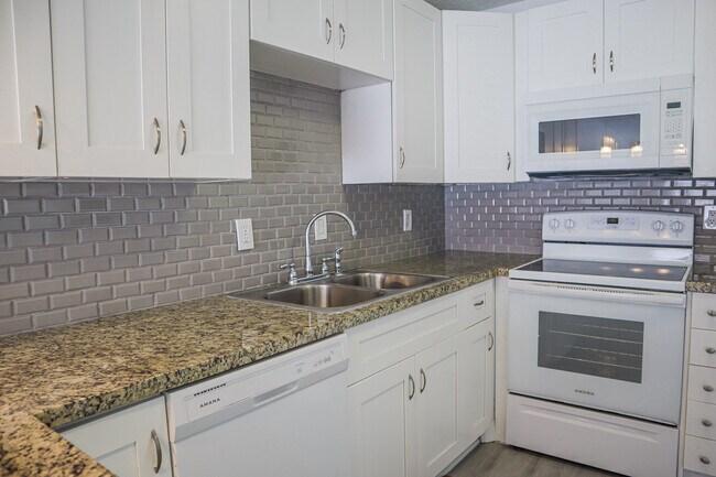 Foto del edificio - 8005 Lake Dr