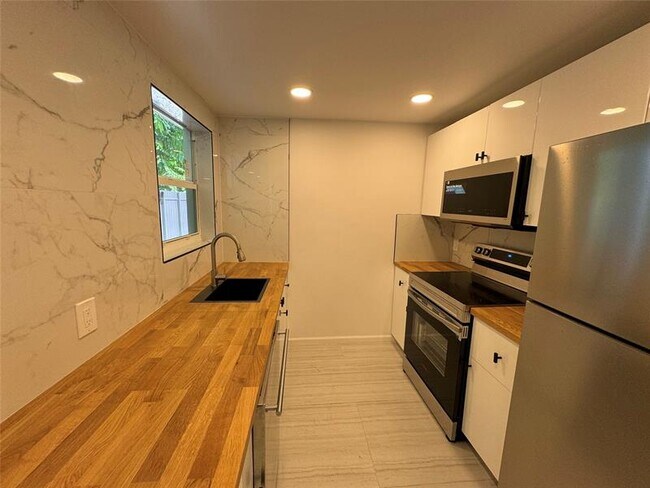 Foto del edificio - 136 NE 60th St