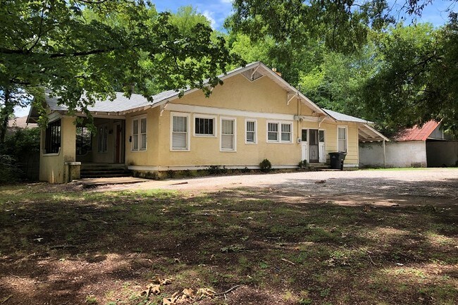 Building Photo - 525 Hermitage Dr