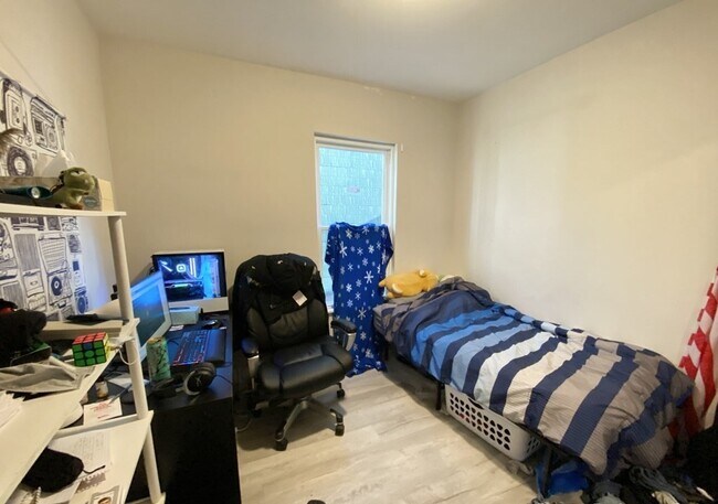 Building Photo - 113 Hillside St