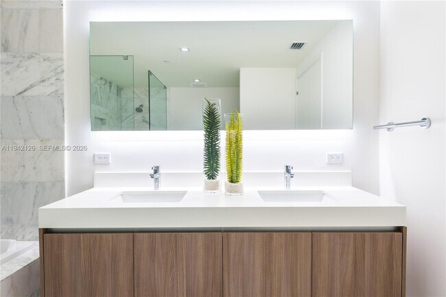 Building Photo - 401 N Birch Rd