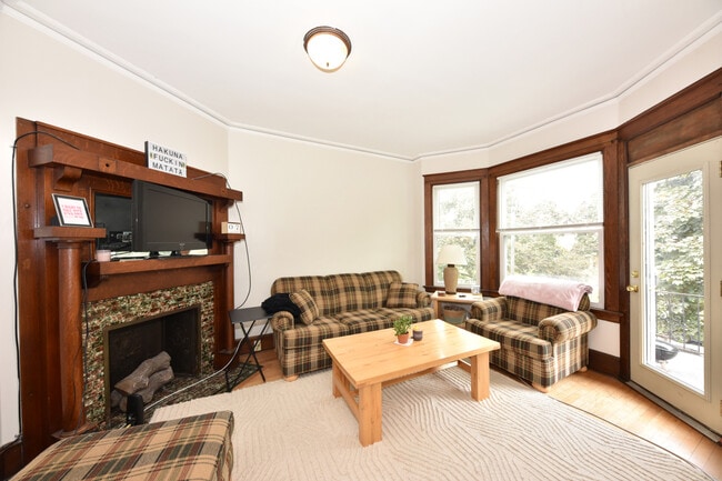 Living View 2 - 2853 N Murray Ave