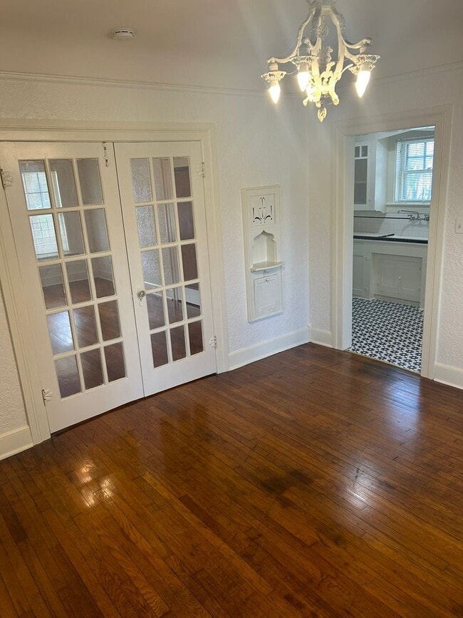 Building Photo - 1037 W Magnolia Ave