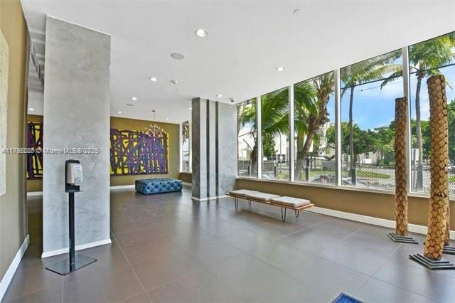 Primary Photo - 2100 Park Ave