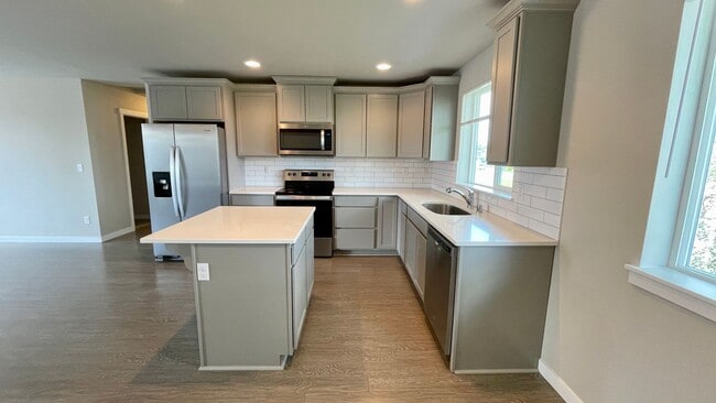 Building Photo - Beautiful 3 Bedroom Duplex with Garage!