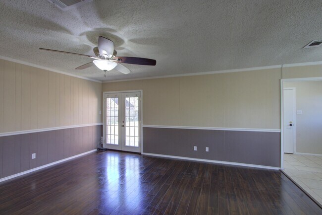 Building Photo - 4907 Fernwood Dr