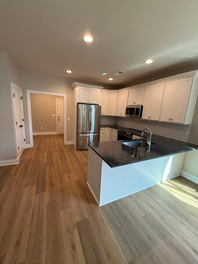 Foto del edificio - 713 Ewing Blvd